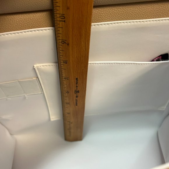 Elegant Cream Crossbody Bag - Picture 4 of 13